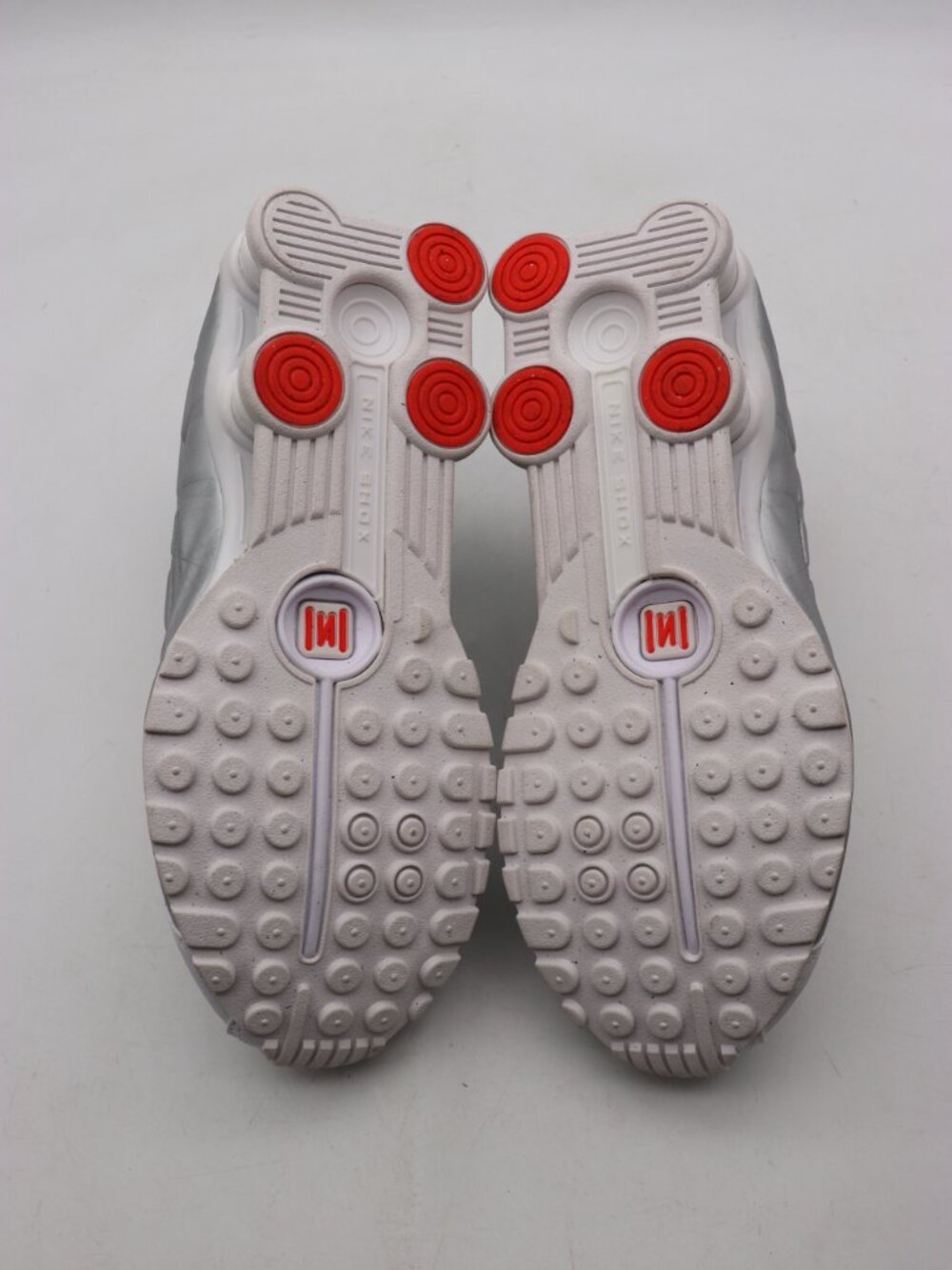 Nike Shox R4 Women’s Size 7.5 White/Metallic Silver Sneakers AR3565-101 - Picture 9 of 9